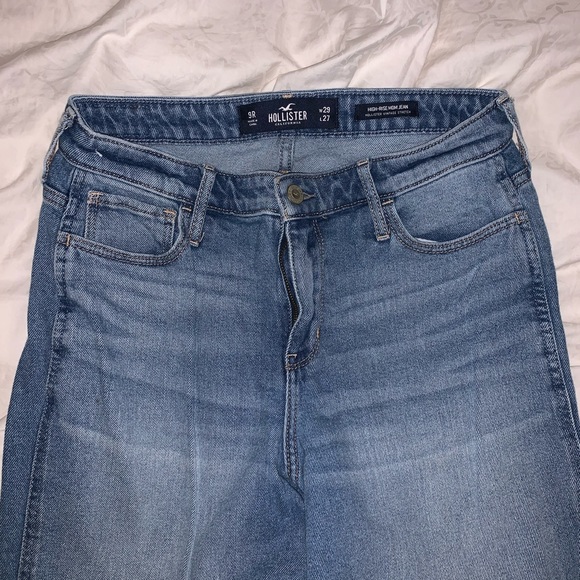 Hollister High Rise Mom Jean !! 🤍 - Picture 2 of 6